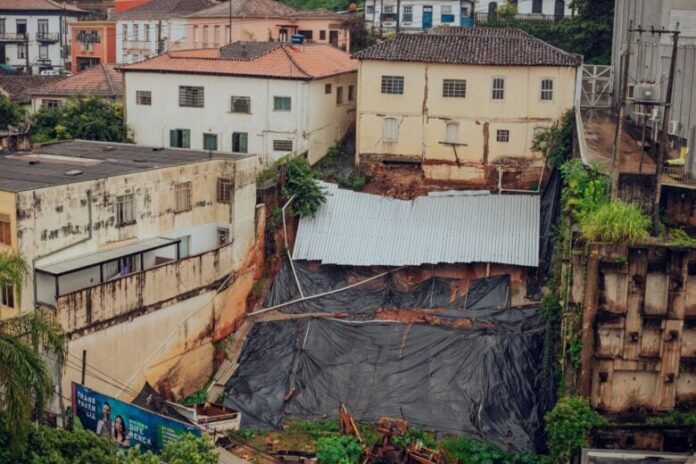 A medida foi tomada pela prefeitura de Itabira após uma liminar judicial que considerou os riscos elevados de desabamento da estrutura do imóvel, agravados por uma obra irregular nas proximidades