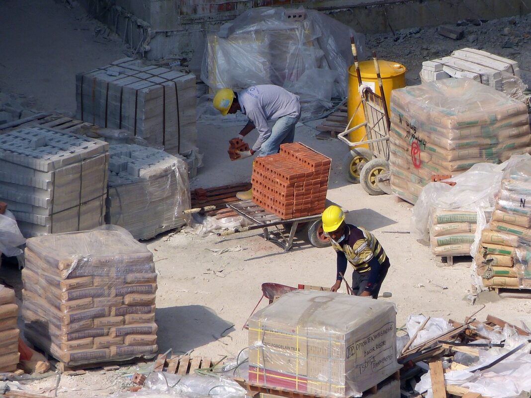 construction-257326_1280 O projeto é pioneiro em sua escala e tecnologia, e tem como objetivo transformar os rejeitos de mineração, que tradicionalmente representam um grande desafio ambiental, em insumos para a produção de cimento.