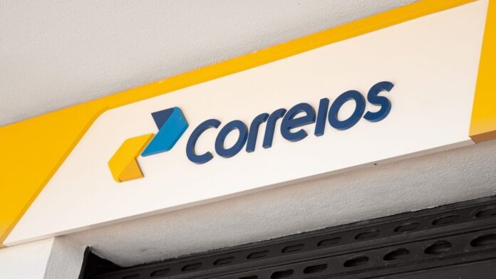 correios-scaled-e1721998006261 A empresa confirmou que sua marca tem sido usada por golpistas e já acionou a Polícia Federal para investigar o caso. Os Correios reforçam que nunca solicitam pagamentos de tributos ou taxas por e-mail ou SMS com links.