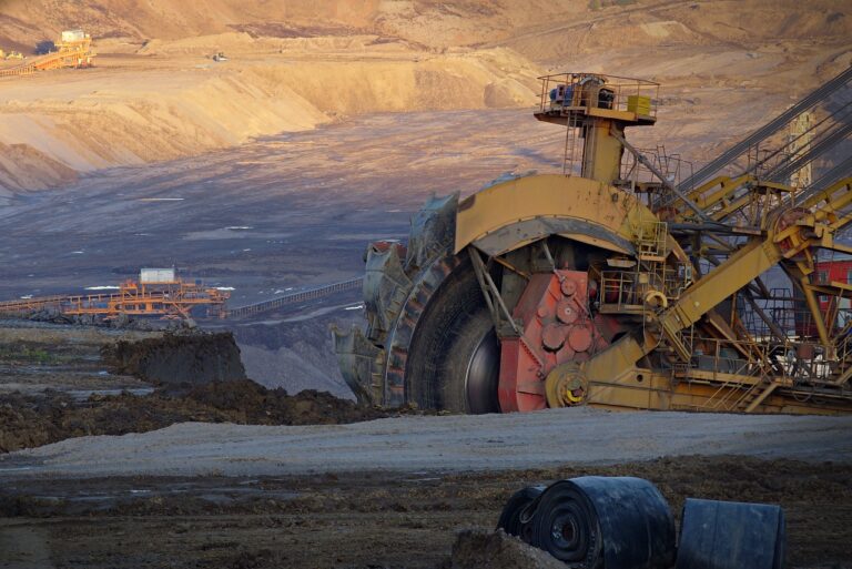 Gigantes da mineração podem se unir e criar a maior fusão já registrada na indústria global Gigantes da mineração podem se unir e criar a maior fusão já registrada na indústria global