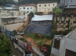 Risco de desabamento de casarão no centro de Itabira causa evacuação de casas e lojas. Defesa Civil recebeu denúncias de deslizamento de terra no terreno.