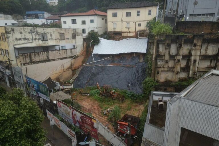 Risco de desabamento de casarão no centro de Itabira causa evacuação de casas e lojas. Defesa Civil recebeu denúncias de deslizamento de terra no terreno.