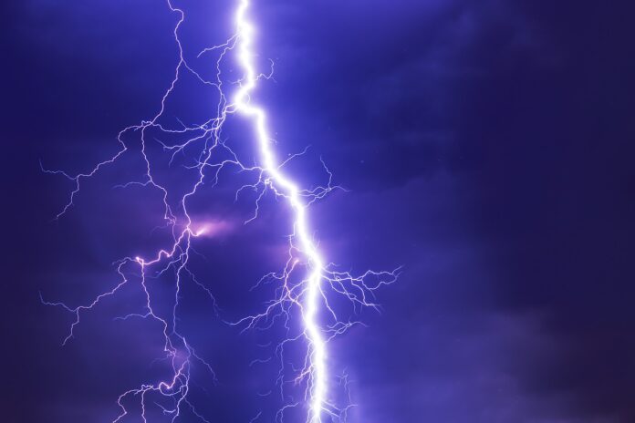 lightning-2568381_1280 O alerta de chuvas intensas deve ser mais forte no fim da tarde, com maior intensidade nas regiões Norte, Centro-Oeste e Sudeste do Brasil, com o clima caracterizando um típico dia de verão, com tempo quente e chuvoso