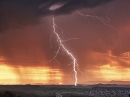 De acordo com o INMET, o alerta amarelo está relacionado a baixos riscos de eventos como corte de energia elétrica, estragos em plantações, queda de árvores e alagamentos