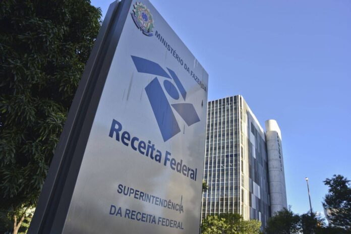 De acordo com a nova regra, os dados serão enviados ao sistema da Receita Federal duas vezes por ano, no último dia útil de agosto (para informações do primeiro semestre) e no último dia de fevereiro (para dados do segundo semestre)