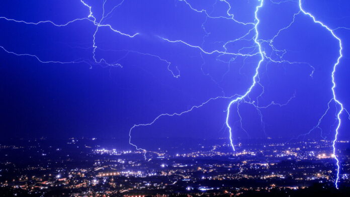 A previsão é de que a tempestade possa atingir até 100 milímetros em algumas áreas, o que pode resultar em corte de energia elétrica, danos a plantações, queda de árvores e alagamentos