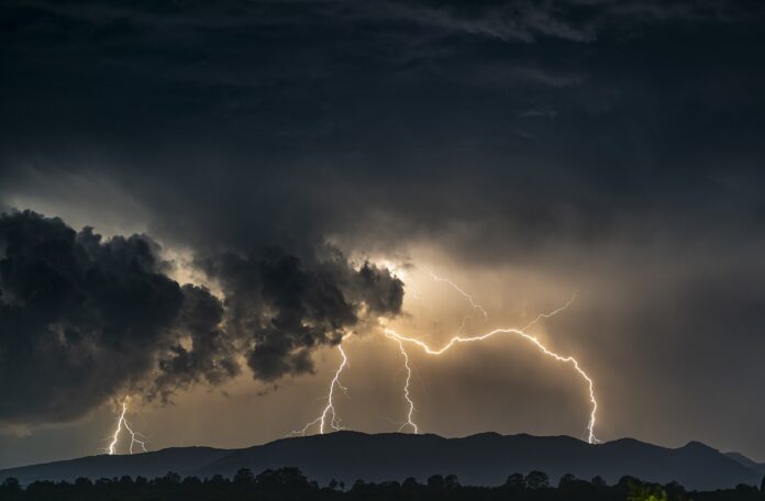 thunder-4963719_1280 Chuvas em Minas podem chegar a 50 mm e ventos a 60 km/h, com risco de alagamentos e danos à infraestrutura