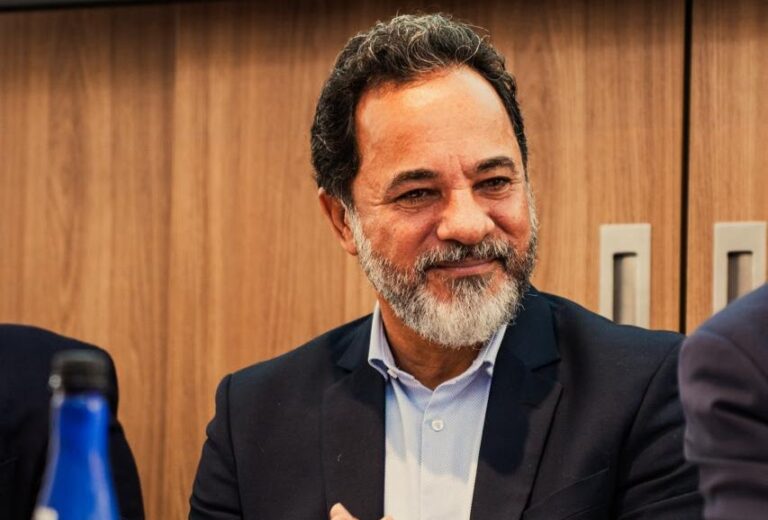 Marco Antônio Lage destacou a relevância da eleição e a responsabilidade de Itabira em conduzir as discussões sobre o futuro das cidades mineradoras, especialmente no contexto de possíveis impactos da exaustão mineral