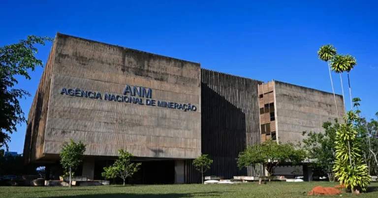 Criada em 2017, a ANM é uma autarquia federal vinculada ao Ministério de Minas e Energia, com a responsabilidade de regular e fiscalizar a atividade de mineração e os recursos minerais no Brasil.
