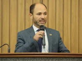 O vereador Bernardo Rosa (PSB), que já havia expressado críticas à postura da mineradora Vale na semana passada, fez um protesto simbólico ao afixar um cartaz no local com a frase: “Por que não em Itabira?”