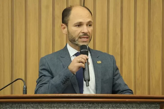 Bernardo Rosa (PSB) O vereador Bernardo Rosa (PSB), que já havia expressado críticas à postura da mineradora Vale na semana passada, fez um protesto simbólico ao afixar um cartaz no local com a frase: “Por que não em Itabira?”