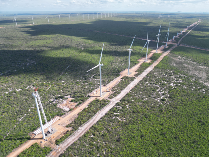 A fundação dos aerogeradores deste complexo eólico é feita com o vergalhão ArcelorMittal 50 S XCarb, um aço de baixa pegada de carbono, produzido exclusivamente pela empresa nas usinas do Brasil