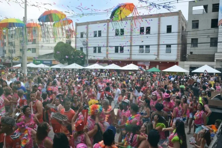 Com uma programação cheia de blocos carnavalescos, música ao vivo e animação garantida, o evento, organizado pela Prefeitura de João Monlevade e pela Fundação Casa de Cultura, promete agradar a todos os gostos