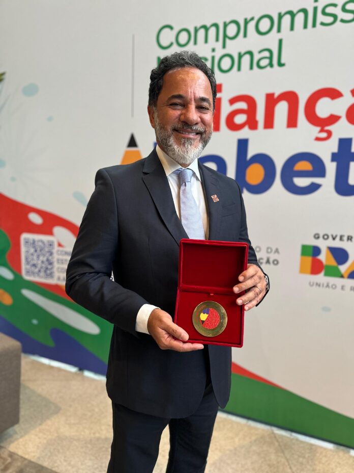 Selo Ouro Educação - Acom PMI A classificação havia sido divulgada no final de 2024 pelo Ministério da Educação (MEC) e o certificado foi entregue a Itabira na segunda-feira (10), na Capital Federal