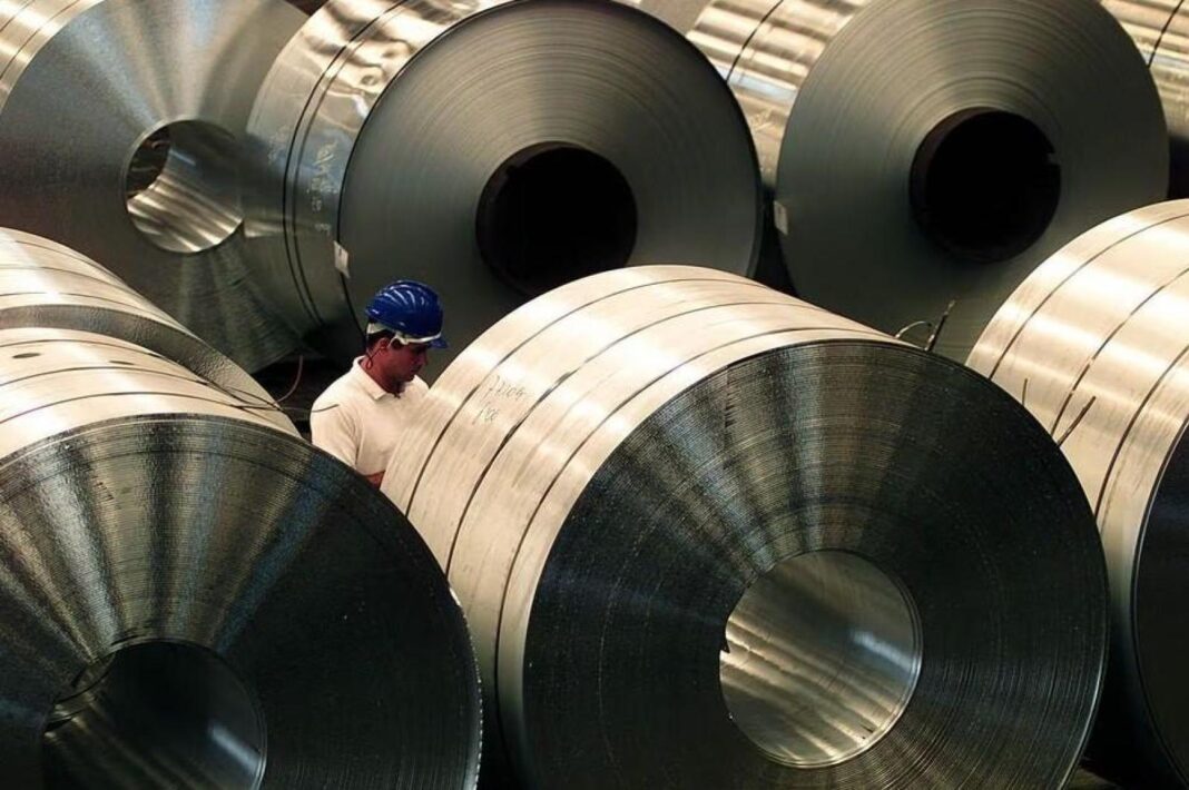 A Associação Brasileira do Alumínio (ABAL) destaca que o alumínio produzido no Brasil é ainda mais sustentável, apresentando uma intensidade de carbono 3,3 vezes inferior à média global