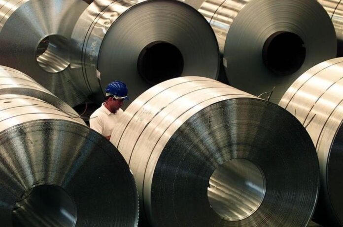 A Associação Brasileira do Alumínio (ABAL) destaca que o alumínio produzido no Brasil é ainda mais sustentável, apresentando uma intensidade de carbono 3,3 vezes inferior à média global