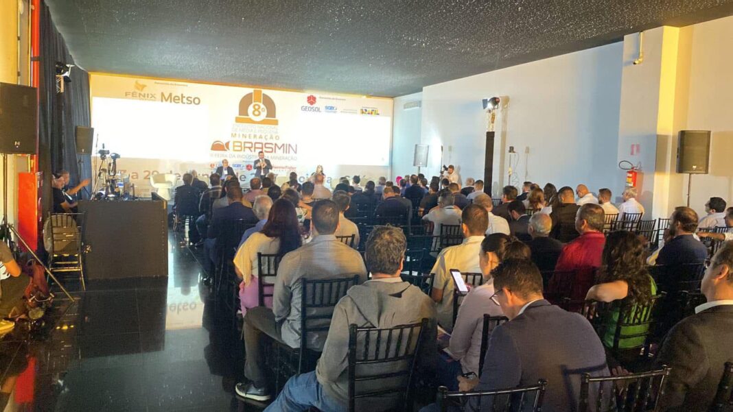 A programação da Brasmin 2025 incluirá palestras sobre as últimas inovações tecnológicas e soluções para superar os obstáculos enfrentados pelas pequenas e médias mineradoras, com a participação de autoridades e especialistas no setor