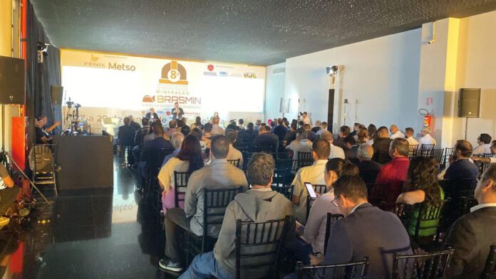 A programação da Brasmin 2025 incluirá palestras sobre as últimas inovações tecnológicas e soluções para superar os obstáculos enfrentados pelas pequenas e médias mineradoras, com a participação de autoridades e especialistas no setor