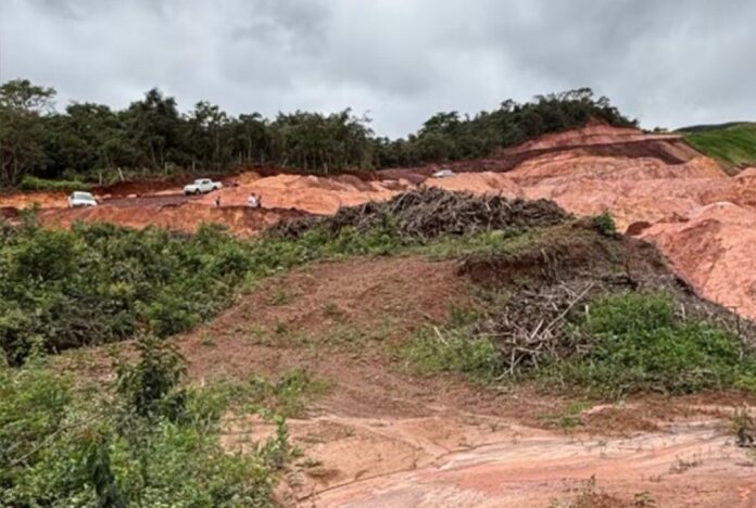 De acordo com a Prefeitura de Brumadinho, as mineradoras Tejucana e Ferraria foram responsáveis por processos erosivos intensos, soterramento de vegetação nativa e o assoreamento de córregos da região.