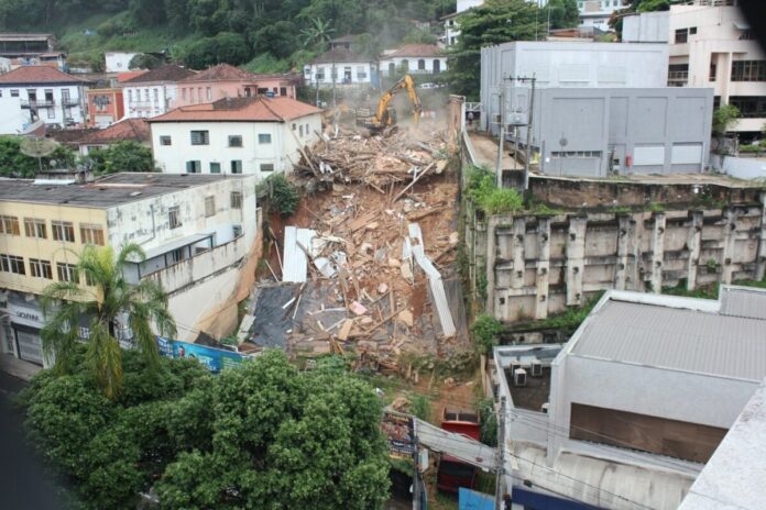 Entre os pedidos feitos à Justiça estão o ressarcimento dos custos com a demolição do casarão histórico, a reparação pela desapropriação do terreno, os danos causados aos consumidores e, principalmente, os impactos sobre os direitos dos moradores vizinhos