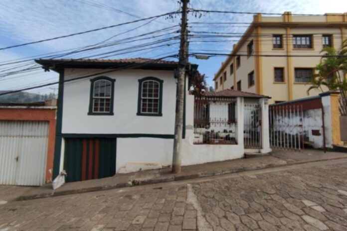A Promotoria de Justiça de Defesa do Patrimônio Cultural de Itabira apurou que o casarão está em avançado estado de deterioração e que os riscos foram reconhecidos pela administração municipal desde 2022