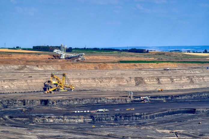 coal-mine-5453514_1280 As exportações de minérios, especialmente o minério de ferro, desempenharam um papel crucial na economia do Brasil em 2024, consolidando sua importância ao garantir a base sólida das finanças nacionais. No entanto, o setor enfrenta novos desafios, principalmente com a recente ameaça do retorno do imposto seletivo