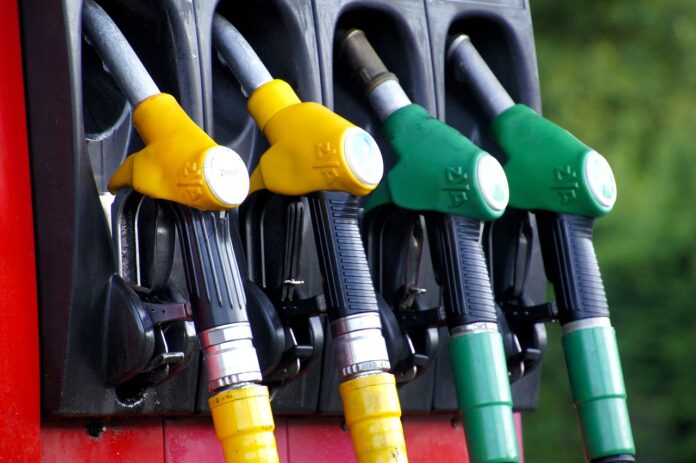 De acordo com o levantamento feito por Schupp no valor dos combustíveis em Minas, em 2024, a gasolina comum teve uma alta de R$ 0,57 no preço médio de venda ao consumidor, enquanto o preço do etanol subiu R$ 0,27