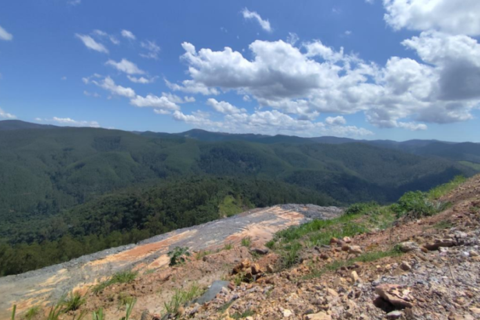 pilha-780x520 Durante a reunião, representantes da ArcelorMittal tentaram defender a liberação da anuência, ressaltando que a expansão da pilha de estéril seria crucial para o empreendimento, gerando impacto econômico positivo nas cidades envolvidas