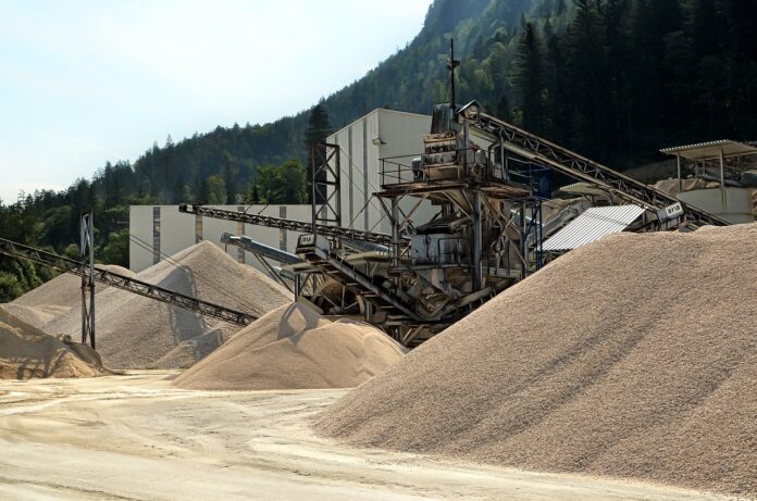 quarry-4430879_1280 O valor é referente à parcela da compensação financeira pela Exploração Mineral (CFEM) arrecadada no primeiro mês de 2025. O destaque foi Conceição do Mato Dentro, o município ocupou o terceiro lugar no ranking nacional e receberá um valor considerável de R$ 31.684.903,39
