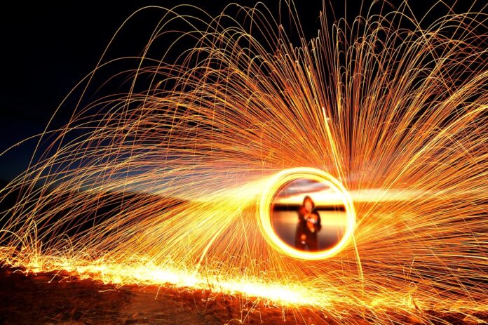 sparks-818535_1280 As principais unidades produtoras de semiacabados de aço para os Estados Unidos estão localizadas em Pecém (CE) e no Rio de Janeiro (a antiga Companhia Siderúrgica do Atlântico).