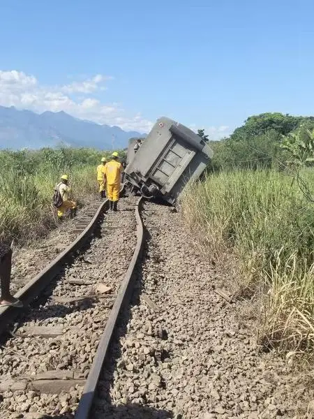 Trem descarrila após calor de 71° deformar trilhos