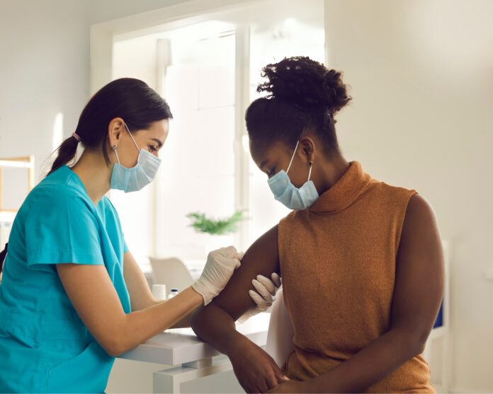 A coqueluche é uma doença infecciosa altamente transmissível, causada pela bactéria Bordetella pertussis, e pode ser transmitida pelo ar, por meio de gotículas eliminadas na fala, tosse ou espirro de pessoas infectadas.
