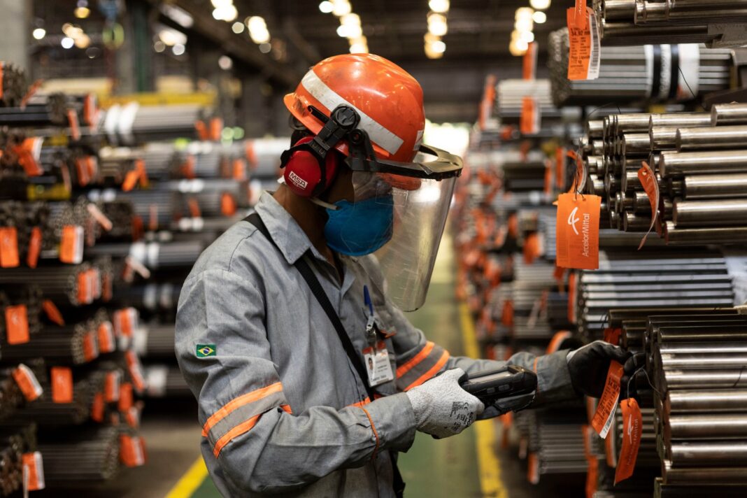 A ArcelorMittal está com novas vagas de estágio e emprego abertas em João Monlevade, Minas Gerais, oferecendo oportunidades em diversas áreas como manutenção, processos industriais e produção.