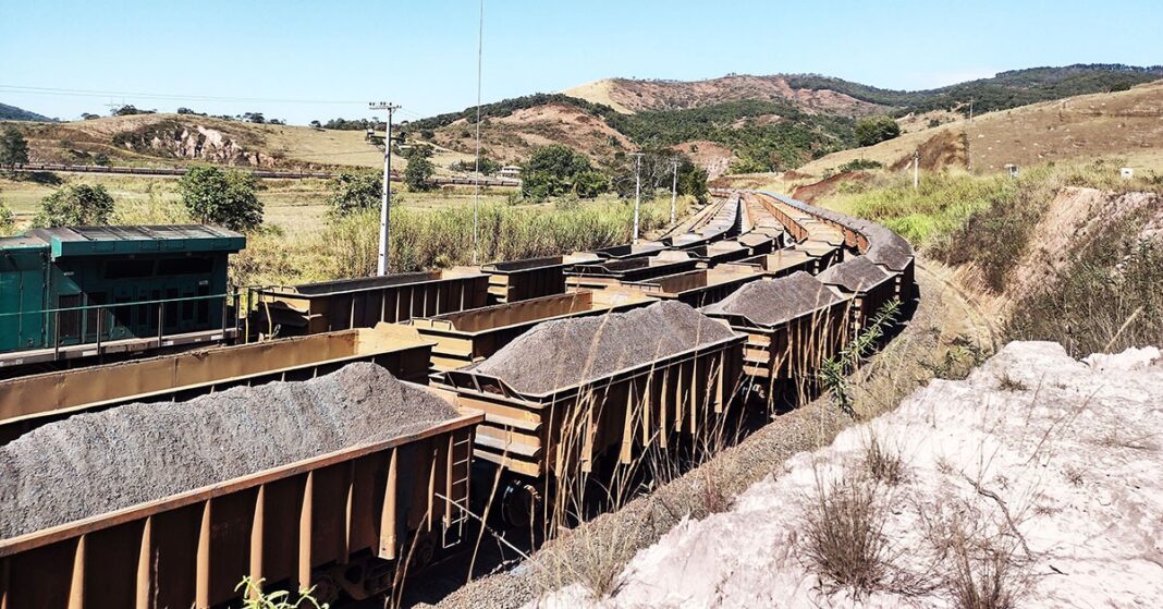 vagoes-ferrovia Localizado no norte da Ferrovia do Aço, inaugurada há cerca de 40 anos, o Terminal Ferroviário de Bação visa atender à crescente demanda por carregamento ferroviário na região de Itabirito, oferecendo uma alternativa logística mais eficiente e sustentável ao transporte rodoviário de cargas