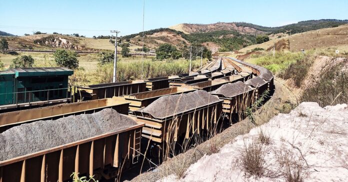 vagoes-ferrovia Localizado no norte da Ferrovia do Aço, inaugurada há cerca de 40 anos, o Terminal Ferroviário de Bação visa atender à crescente demanda por carregamento ferroviário na região de Itabirito, oferecendo uma alternativa logística mais eficiente e sustentável ao transporte rodoviário de cargas