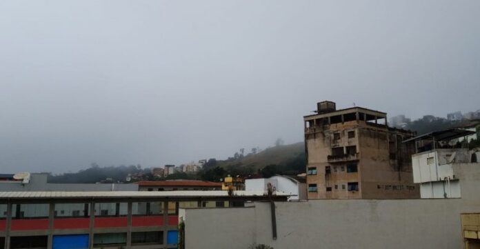 Tempo com chuvas típicas do verão, e intensidade variando de moderada a forte,