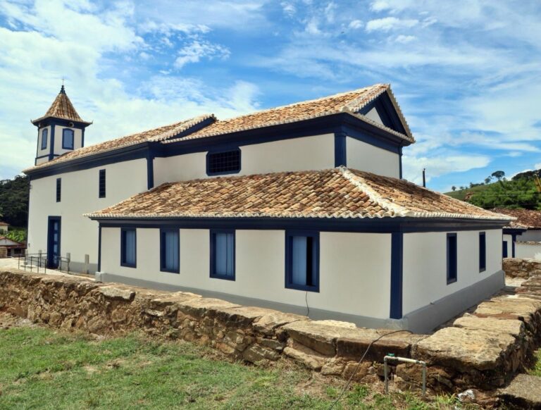 Localizado a cerca de 30 km de Conceição do Mato Dentro, no coração de Minas Gerais, o povoado de Nossa Senhora Aparecida de Córregos é conhecido como o berço mais antigo do município, com uma história que remonta a 1702