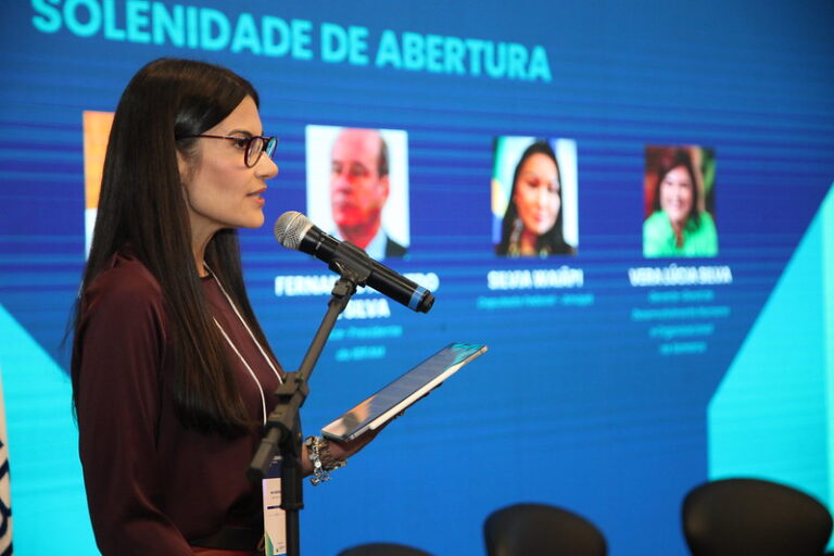 Durante a abertura da Diversibram 2025, Ana Sanches disse que diversidade, equidade e inclusão (DEI) não são apenas pautas do politicamente correto, mas uma estratégia essencial para criar ambientes de trabalho mais saudáveis e produtivos