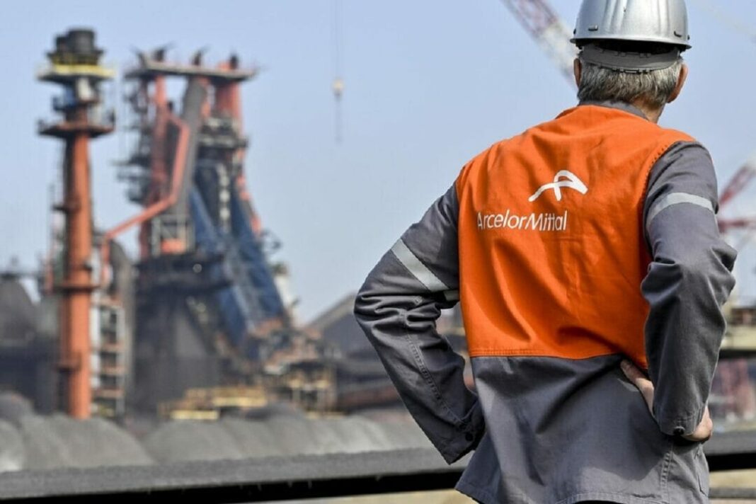 Antes do início das aulas, a ArcelorMittal realizou pesquisas internas para identificar demandas e oportunidades nas áreas da empresa. Além disso, foram estabelecidas parcerias com administrações públicas locais e associações civis e empresariais para ampliar o alcance do projeto.