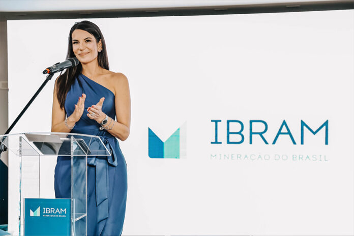Com um enfoque alinhado à governança do IBRAM, Ana tem implementado ações e projetos fundamentais que visam fortalecer a indústria mineral no Brasil. No dia 20 de março de 2024, um marco histórico foi alcançado com a primeira mulher assumindo a presidência do Conselho Diretor do IBRAM. Ana Sanches, que é a CEO da Anglo American Brasil, trouxe uma mudança significativa para o setor mineral, ressaltando a importância da diversidade de gênero e do empoderamento feminino na indústria. Sob sua liderança no Conselho Diretor, ela tem se dedicado incansavelmente com intenção de promover melhorias na mineração brasileira, defendendo os interesses do setor e apresentando à sociedade uma visão real da mineração sustentável. Com um enfoque alinhado à governança do IBRAM, Ana tem implementado ações e projetos fundamentais que visam fortalecer a indústria mineral no Brasil, promovendo sustentabilidade, diversidade, transparência e segurança, além de melhorar a imagem do setor. Embora haja ainda muito a ser conquistado, o desafio é evidente: continuar liderando um movimento que faça com que o setor mineral brasileiro ganhe cada vez mais reconhecimento e valorização pela sociedade.