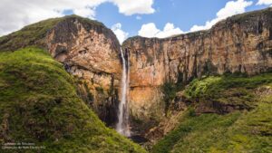 Com 273 metros de altura, a cachoeira do Tabuleiro é considerada uma das “7 Maravilhas da Estrada Real”.