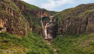 Foto: Divulgação - Prefeitura Municipal de Conceição do Mato Dentro - A Cachoeira Rabo de Cavalo se destaca por sua beleza natural e pela força de suas águas que descem em um formato que lembra a cauda de um cavalo, daí o nome.