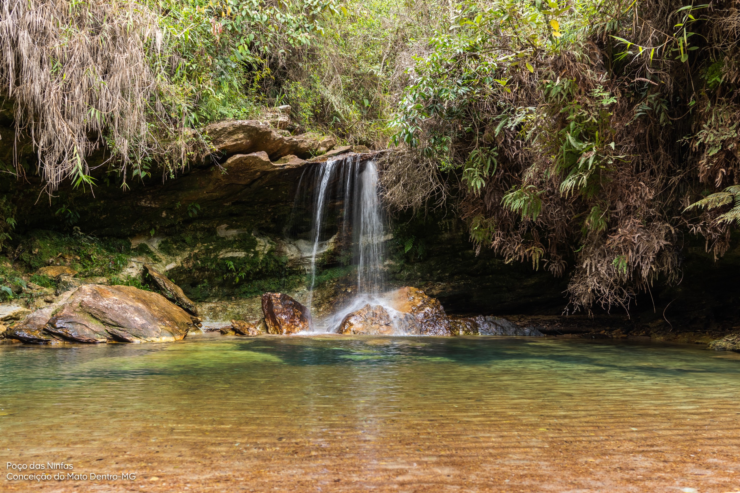 Top 5 cachoeiras para você conhecer em Conceição do Mato Dentro 4 O Poço das Ninfas é um dos principais pontos turísticos da cidade, suas águas cristalinas encantam e enchem os olhos dos visitantes.