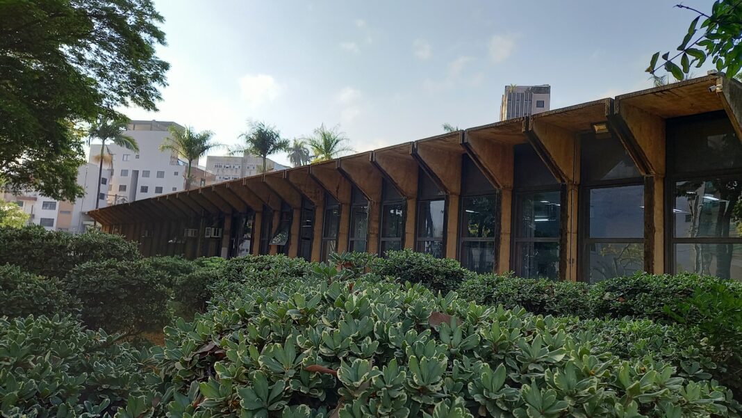 Para se candidatar, é necessário ter habilitação no curso de Magistério ou possuir o Nível Médio. A carga horária é de 40 horas semanais, com uma remuneração de R$ 1.597,71 mensais