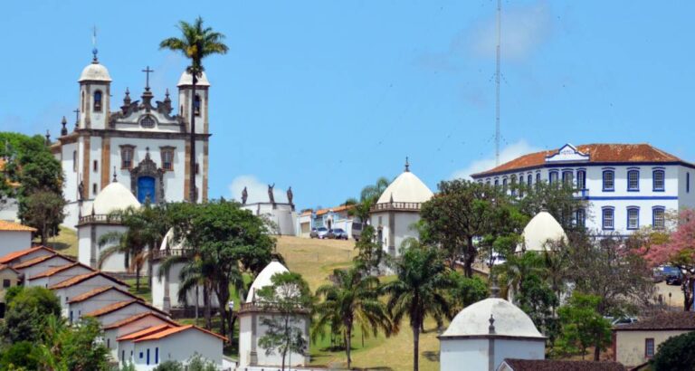 Dados do mercado de trabalho indicam que em 2017 havia cerca de 6.500 pessoas formalmente empregadas na mineração em Congonhas, número que cresceu para mais de 7 mil nos anos subsequentes.