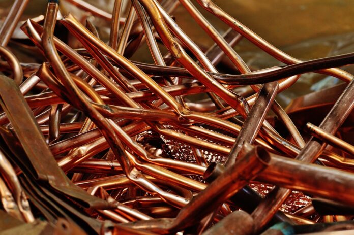 copper-1504098_1280 Amplamente utilizado em cabos de contato das redes aéreas desses transportes, o Cobre permite a condução eficiente da eletricidade que alimenta os veículos