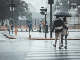 Para esta segunda-feira, a previsão indica fortes chuvas em várias áreas, incluindo o Triângulo Mineiro.