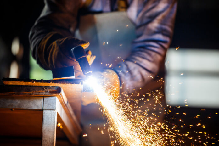 cutting-metal-with-plasma-equipment O aumento das importações tem gerado uma queda na participação das empresas brasileiras, como ArcelorMittal e Aperam, que enfrentam dificuldades, incluindo suspensões de investimentos, redução na produção e até demissões