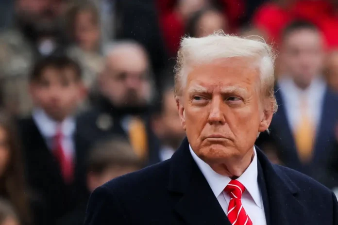 donald-trump-minerais-criticos Após o anúncio da tarifa, os contratos futuros de cobre dispararam mais de 13% na bolsa de Nova York. O mercado vinha operando com grande expectativa em relação à medida, resultando em uma súbita elevação dos preços nos EUA perto do fechamento da sessão.