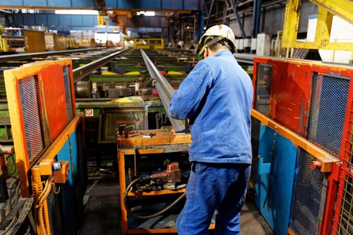 O cenário ainda é incerto, mas a possibilidade de um aumento nas tarifas de importação de aço e alumínio pode afetar a competitividade das exportações brasileiras, afetando diretamente o setor siderúrgico nacional.